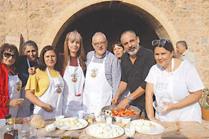 Η εκδήλωση που διοργάνωσαν στην Ιερά Μονή Τοπλού τα μέλη του Φεστιβάλ Κρητικής Κουζίνας και ο Πολιτιστικός Σύλλογος Αγίου Γεωργίου Σητείας «Οι Τουρτούλοι». 