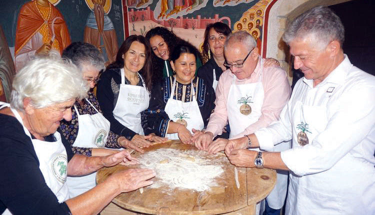 Η εκδήλωση που διοργάνωσαν στην Ιερά Μονή Τοπλού τα μέλη του Φεστιβάλ Κρητικής Κουζίνας και ο Πολιτιστικός Σύλλογος Αγίου Γεωργίου Σητείας «Οι Τουρτούλοι». 