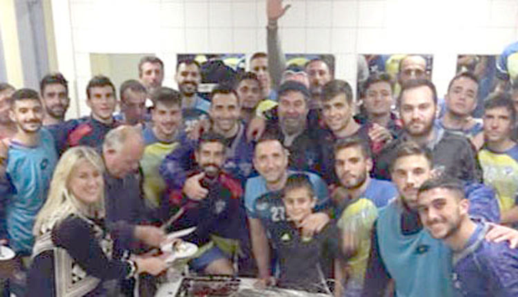Το οικογενειακό κλίμα στη Δαμάστα επιβεβαιώθηκε ακόμα μια φορά στη γιορτή που στήθηκε στα αποδυτήρια του Παγκρητίου τόσο για τα γενέθλια του προπονητή Μανόλη Φρουδάκη, αλλά και για τους Μιχάληδες της ομάδας 