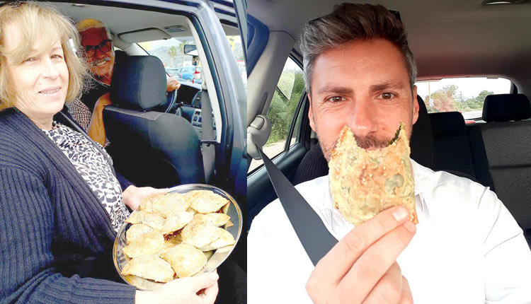 Ο μπαμπάς και η μαμά τον υποδέχονται στο αεροδρόμιο Χανίων με ζεστά χορτοπιτάκια! 