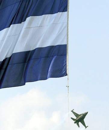 Η ελληνική σημαία κυμάτιζε αγέρωχη στην αεροπορική επίδειξη του μαχητικού της Π.Α.