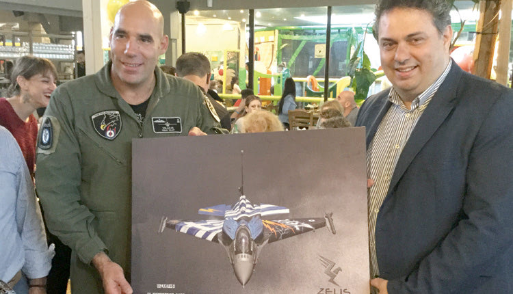 Η Περιφέρεια Κρήτης παρέθεσε γεύμα μετά την επίδειξη του F-16 στην ομάδα “Ζευς” όπου ήταν παρών και ο επισμηναγός Δημήτρης Βολακάκης.