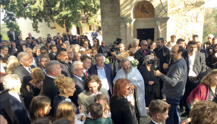 Πολύς κόσμος χθες στον Άγιο Θωμά όπου παντρεύτηκε ο περιφερειακός σύμβουλος Ζαχαρίας Κεφαλογιάννης με την αγαπημένη του Μαρία 