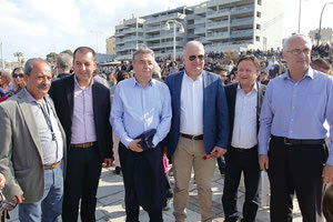 Ο κ. Αρναουτάκης με τους συνεργάτες του