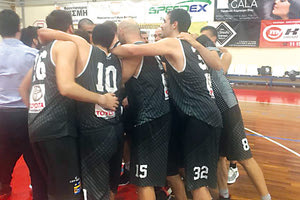 Οι παίκτες του ΟΦΗ πανηγυρίζουν τη νίκη τους στη Χαλκίδα