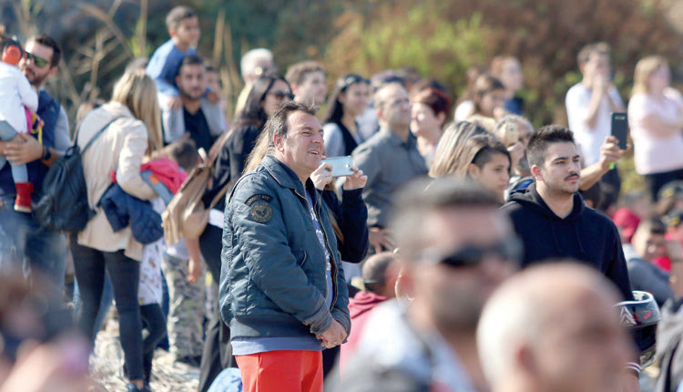 πολύς κόσμος στην αεροπορική επίδειξη του μαχητικού της Π.Α.