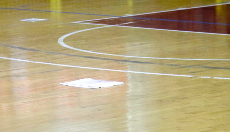 Τα πρωτοβρόχια ανέδειξαν για ακόμα μια φορά τα σοβαρά προβλήματα που παρουσιάζει η οροφή στο κλειστό του Λίντο.