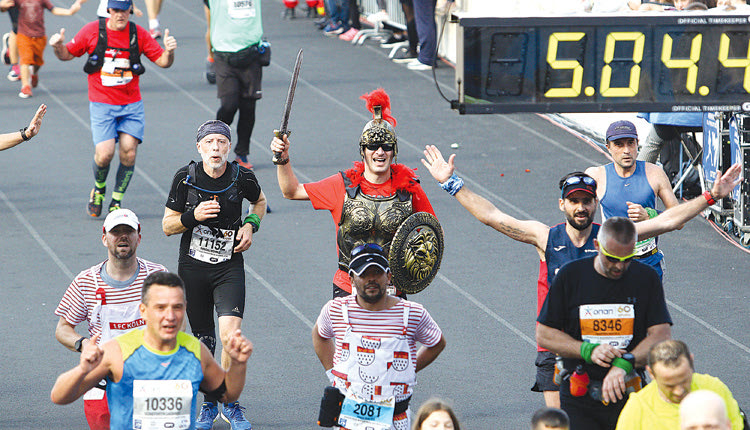 Αρκετοί δρομείς επέλεξαν εντυπωσιακές εμφανίσεις στον Μαραθώνιο της Αθήνας