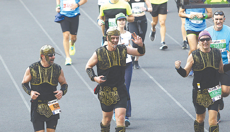 Αρκετοί δρομείς επέλεξαν εντυπωσιακές εμφανίσεις στον Μαραθώνιο της Αθήνας