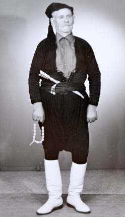 Ο Γεώργιος Ιωάννου Παρασύρης ή Αναστογιώργης,  πρόεδρος της Κοινότητας Ζωνιανών τα χρόνια  της κατοχής.