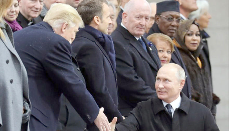  ο Ντόναλντ Τραμπ και ο Βλαντίμιρ Πούτιν στο Παρίσι στην κύρια τελετή μνήμης για τα 100 χρόνια από τη Συνθήκη που έβαλε τέλος στον Α Παγκόσμιο Πόλεμο.