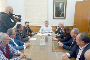 ο Αρναουτάκης υποδεχόμενος μεταξύ άλλων τον πρύτανη του Πανεπιστημίου Κρήτης κ. Οδυσσέα Ζώρα και εκπροσώπους των αστικών και υπεραστικών συγκοινωνιών του νησιού