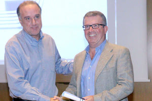 Ο κ. Κορτέσης έδωσε το βραβείο του Μανόλη Παντινάκη στον Αντώνη Παπουτσάκη