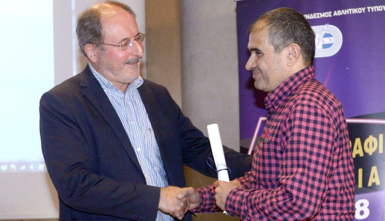 Η βράβευση του Γιώργου Δρακάκη (δεξιά) 