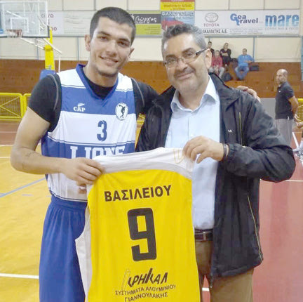 τιμήθηκε από τους «κιτρινόμαυρους» για την προσφορά του στον σύλλογο ο Αντώνης Βασιλείου από τις υποδομές του Εργοτέλη 