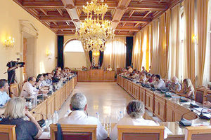 το Δημοτικό Συμβούλιο ψήφισε χθες κατά πλειοψηφία την παραμονή του Δήμου Ηρακλείου στον ΕΣΔΑΚ, ο οποίος με βάση τη νέα νομοθεσία μετεξελίσσεται σε ΦΟΔΣΑ.