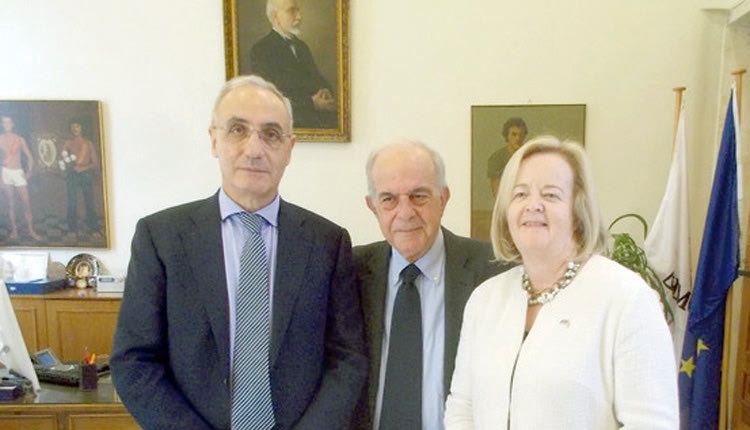 εθιμοτυπική συνάντηση του δημάρχoυ Ηρακλείου κ. Βασίλη Λαμπρινού με την πρέσβειρα της Ιρλανδίας στην Ελλάδα κ. Orla O΄ Hanrahan και τον πρέσβη της Λιθουανίας κ. Rolandas Kačinskas.