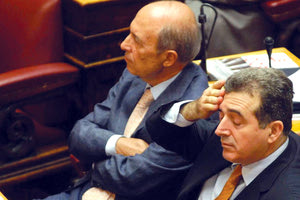 η απόφαση για το άνοιγμα τραπεζικών λογαριασμών του πρώην πρωθυπουργού Κώστα Σημίτη και μελών της οικογένειάς του από την Αρχή Νομιμοποίησης Εσόδων από Παράνομες Δραστηριότητες