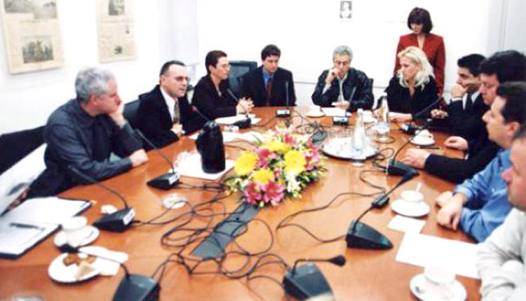 στορική φωτογραφία. Ο Γ. Δρόσος και απέναντί του η Ρ. Δούρου στο Πεντάγωνο