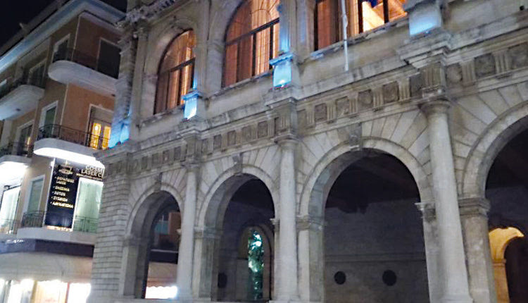 Στα μπλε ντύθηκε χθες η Λότζια