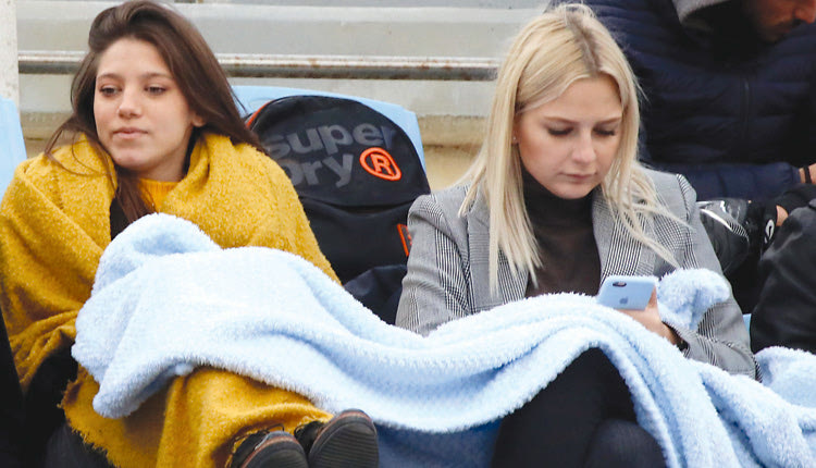 Οι φίλοι του Εργοτέλη με κουβέρτες για να ζεσταθούν στις εξέδρες του Παγκρητίου