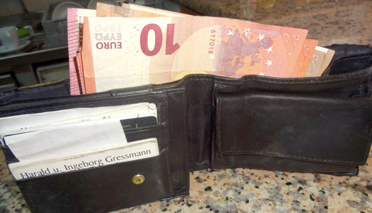 Το πορτοφόλι με το περιεχόμενό του που βρήκαν η κυρία Μαρία και ο κύριος Νίκος