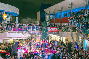 Φωταγωγείται το δέντρο του Talos Plaza