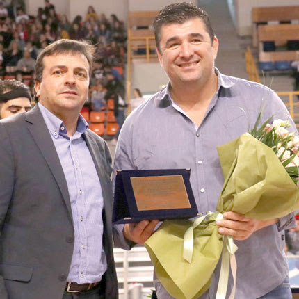 Ο κ. Συριγωνάκης τίμησε τον Κώστα Θάνο.  