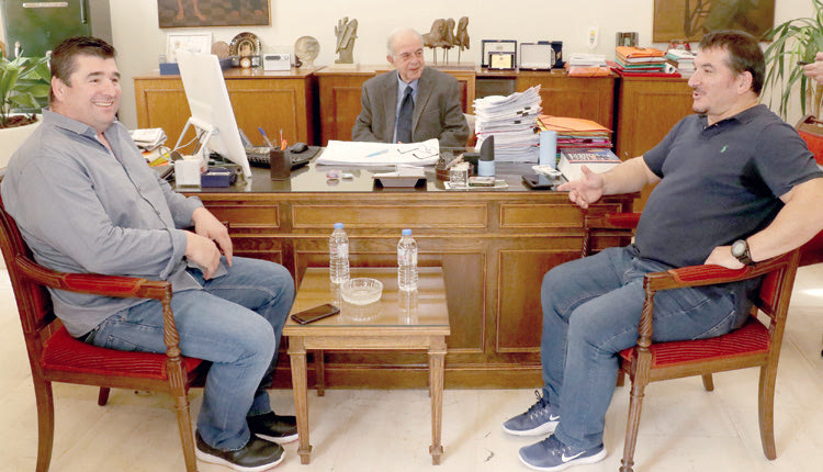 Ο Κώστας Θάνος και ο Πύρρος Δήμας στο γραφείο του δημάρχου Ηρακλείου