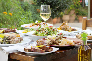 Κρητικά προϊόντα στο τραπέζι του βραβευμένου “Ελαιώνα”