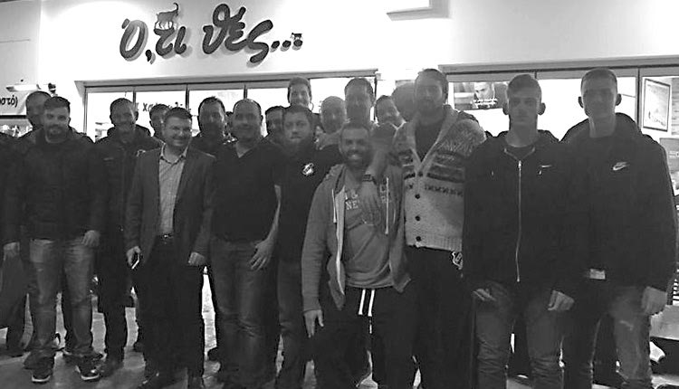  Οι Γιώργος και Μιχάλης Μανουράς, ιδιοκτήτες του ψητοπωλείου «Ό,τι Θες», έκαναν το τραπέζι στην ομάδα, το τεχνικό επιτελείο και οι παράγοντες του μπασκετικού ΟΦΗ.