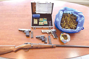 Τον έπιασαν με όπλα και ναρκωτικά