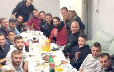 ο Φραγκίσκος Ποτηράκης στο Ζαρό κάλεσε τους συμπαίκτες του, το τεχνικό τιμ και τους παράγοντες της ομάδας στο καζάνι που διατηρεί, παραθέτοντας πλούσιο γεύμα και γιορτάζοντας