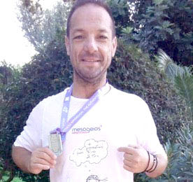 Στον Αυθεντικό Μαραθώνιο της Αθήνας και συγκεκριμένα στο αγώνισμα των 5.000μ.,  για τρίτη σερί χρονιά ο γνωστός αιμοκαθαιρόμενος αθλητής Μάριος Μαρκόπουλος