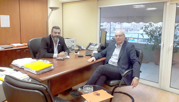 ο διευθύνων σύμβουλος της εταιρείας Κτιριακές Υποδομές, Γιάννης Χαρωνίτης και ο δήμαρχος Βιάννου, Παύλος Μπαριτάκης,  σε συνάντηση