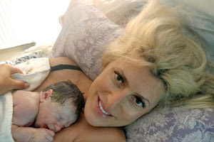 Γεννητούρια στο σπίτι από επιλογή! Η 35χρονη Τζένη πανευτυχής με την μπέμπα στην αγκαλιά της