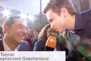 Το αμήχανο χαμόγελο όταν ένας Γερμανός δημοσιογράφος της σατιρικής εκπομπής Heute-Show του καναλιού ZDF προσεγγίζει τον Έλληνα πρωθυπουργό και τον ρωτά στα αγγλικά: "Ήρθατε εδώ για να δείτε κάτι πιο γ**μένο από την Ελλάδα;"