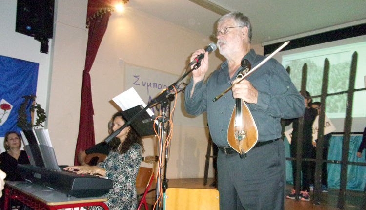 εκδήλωση μνήμης και τιμής για τους αγωνιστές του Πολυτεχνείου έγινε χθες στα 25ο και 27ο Δημοτικά όπου τους μικρούς μαθητές ενθουσίασε ο μεγάλος ερμηνευτής -  λυράρης και παππούς του σχολείου,  Χαράλαμπος Γαργανουράκης