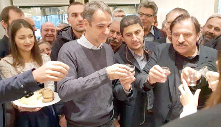 Κρητική τσικουδιά και κεράσματα γεύτηκαν ο Κυριάκος Μητσοτάκης και ο Λευτέρης Αυγενάκης, που πέρασαν χθες από την ετήσια γενική συνέλευση της Παγκρήτιας Ένωσης, η οποία ήταν και εκλογική.