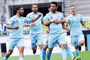 Ηρόδοτος: Ο Φραγκουλάκης πανηγυρίζει μαζί με τους συμπαίκτες του το γκολ που πέτυχε στη Δράμα