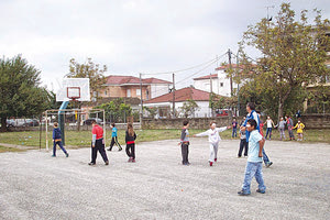 Ο παππούς κατηγορείται ότι εισέβαλε στο σχολείο και απείλησε τον συμμαθητή της εγγονής του