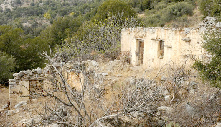 Τα απομεινάρια της γερμανικής κατοχής στη Βιάννο  αποτύπωσαν οι φωτογράφοι   Veronique l’Hoste  από τη Γαλλία και η Μαρία Χουλάκη από την Κρήτη