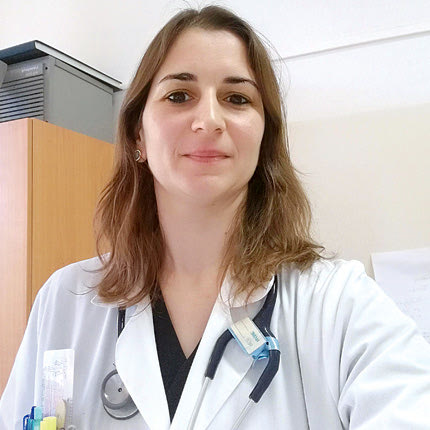 Η κα Μελίνα Καβουσανάκη (επιμελήτρια Παθολογίας στο Βενιζέλειο, εξειδικευόμενη στην Ηπατολογία)