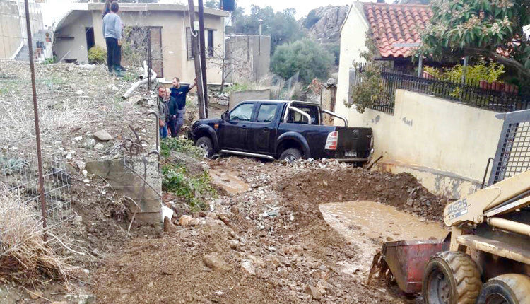 Δρόμοι αποκλείστηκαν από τα φερτά υλικά