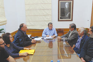 συνάντηση του περιφερειάρχη Κρήτης Σταύρου Αρναουτάκη και του δημάρχου Αγίου Νικολάου Αντώνη Ζερβού.