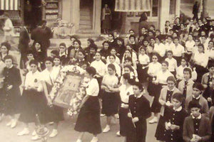 Μια επίκαιρη φωτογραφία. Στο Ηράκλειο την ημέρα των Εισοδίων της Θεοτόκου, την περίοδο μεταξύ 1953-1955. Άραγε αναγνωρίζει καμιά μαθήτρια τον εαυτό της; (φωτογραφία Ευ. Ρουσοχατζάκης)