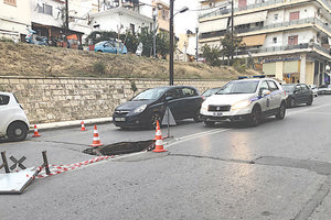 Και ξαφνικά μια... τρύπα άνοιξε (πάλι) στη Γερωνυμάκη!