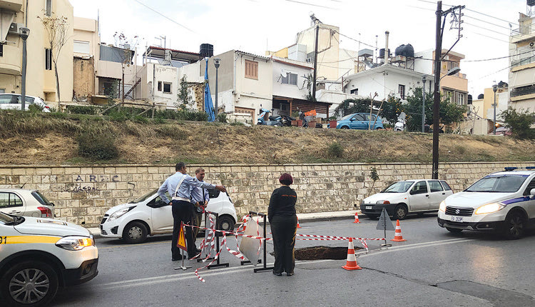 Στο σημείο έσπευσαν Τροχαία και Δημοτική Αστυνομία. 