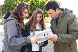 Ο κ. Γεωργουλάκης με μαθήτριες του Λυκείου Γουβών αναλύει τα δεδομένα που συγκεντρώθηκαν