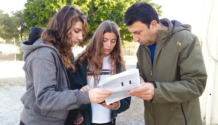 Ο κ. Γεωργουλάκης με μαθήτριες του Λυκείου Γουβών αναλύει τα δεδομένα που συγκεντρώθηκαν
